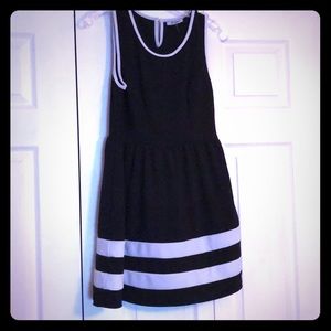 XTaren Black and white sleeveless dress